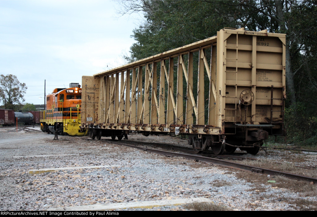 L&D 1708 with lumber car.